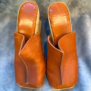 Women’s HILOS Grace in tan size 7 chunky leather clog-summer platform 🌸